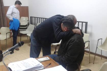 El emotivo abrazo entre los hijos de una víctima y el motociclista que atropelló y mató a su madre