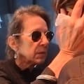 El momento en que la viuda del Indio Solari consoló a una fanática durante el velatorio