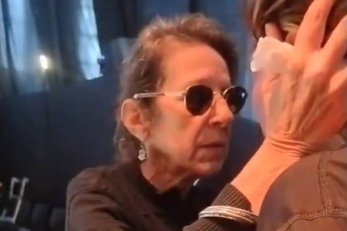 El emotivo acto de contención que tuvo la mujer del Indio Solari con una fanática durante el velatorio.