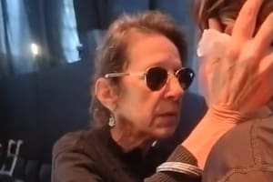 El momento en que la viuda del Indio Solari consoló a una fanática durante el velatorio