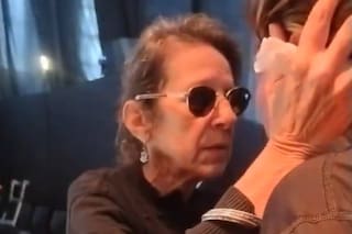 El momento en que la viuda del Indio Solari consoló a una fanática durante el velatorio