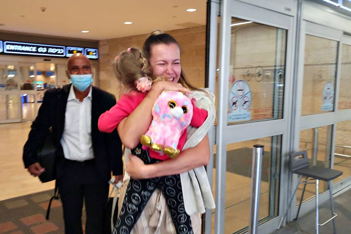 El emotivo encuentro de una niña con sus padres