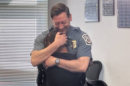 El emotivo encuentro ocurrió en la comisaría de Maryland donde Walter Sweeney cumple funciones; la familia del adolescente estuvo presente