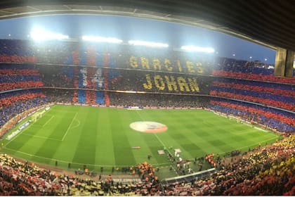 El emotivo homenaje del Camp Nou para Cruyff