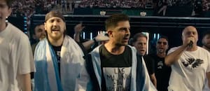 El emotivo ingreso de Gastón Edul a La Velada del Año VI: Himno Nacional Argentino y remera de Malvinas