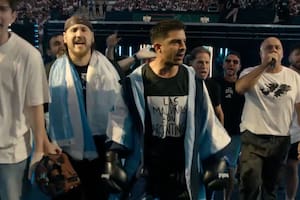 El emotivo ingreso de Gastón Edul a La Velada del Año VI: Himno Nacional Argentino y remera de Malvinas