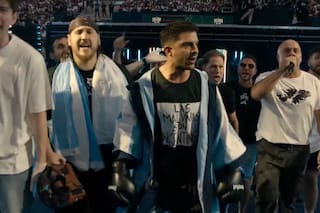 El emotivo ingreso de Gastón Edul a La Velada del Año VI: Himno Nacional Argentino y remera de Malvinas