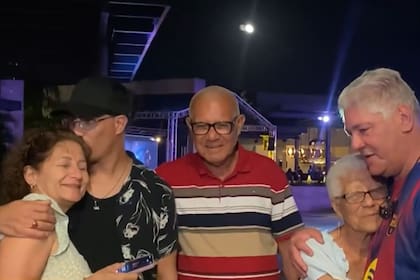 El emotivo reencuentro de familiares cubanos que viajan del sur de Florida a Punta Cana