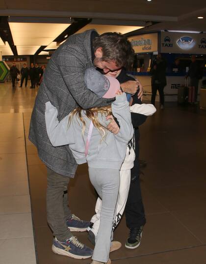 El emotivo reencuentro entre Benjamín Vicuña y sus hijos. Las encargadas de traer a los chicos desde Turquía fueron la mamá de la China, Marcela Riveiro y la niñera