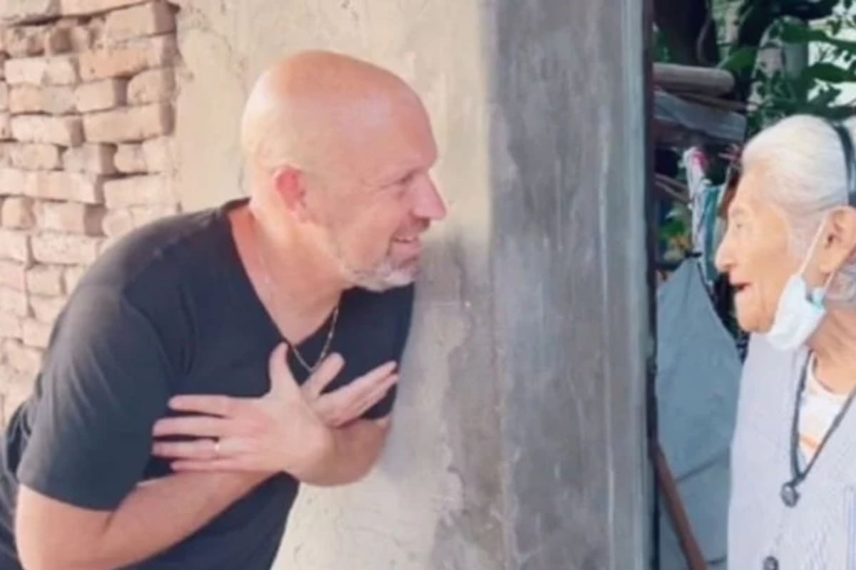 El emotivo reencuentro entre una niñera y el niño al que cuidaba, 45 años después de separarse