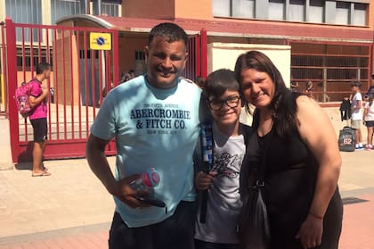 “El empadronamiento fluyó muy correcto, llegamos un miércoles el viernes nuestro hijo más pequeño, Jeremías, ya estaba en el cole con un maestro de apoyo y un padrino que era un compañero de aulas, que lo acompañó durante el primer mes”.