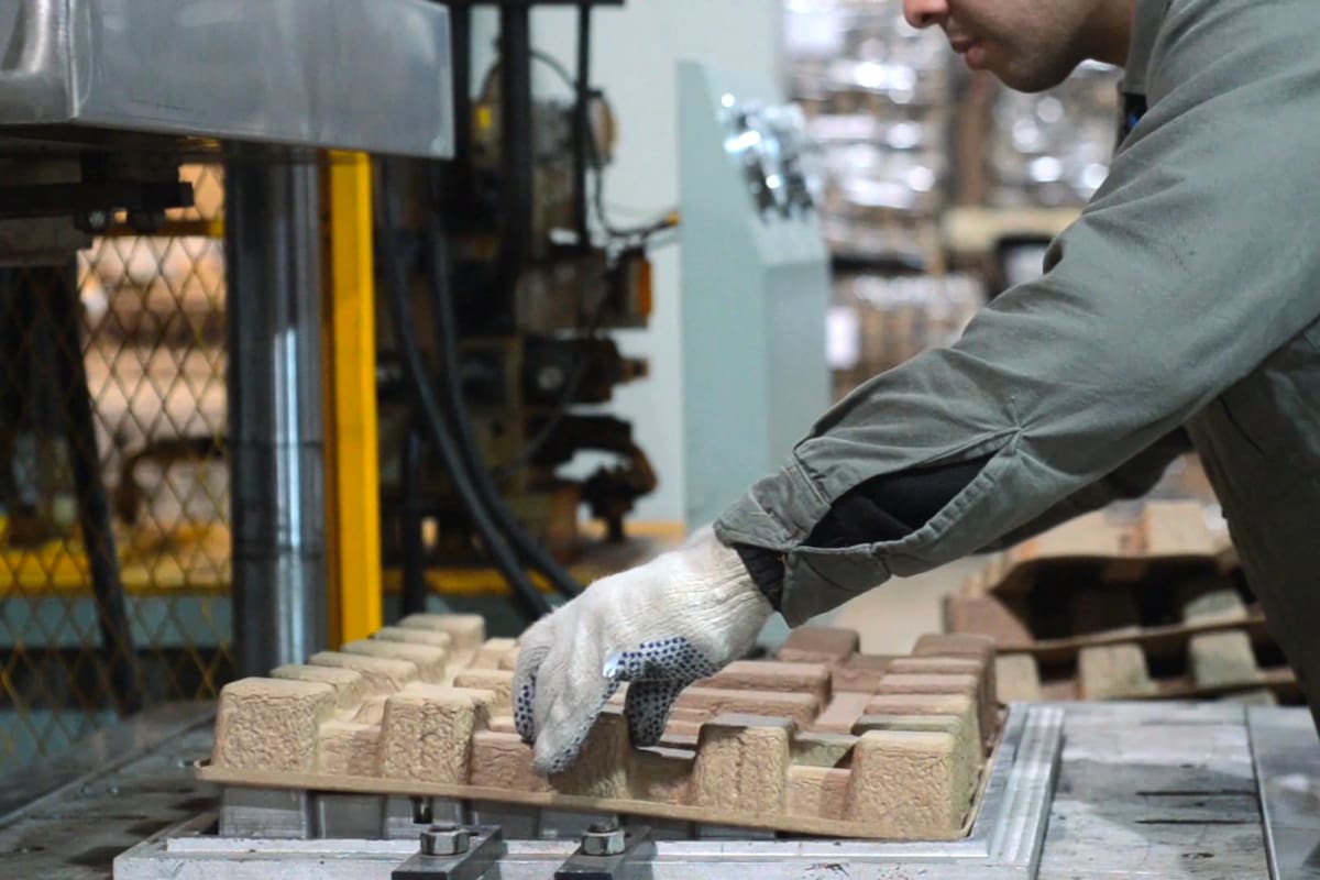 El empaquetado con pulpa moldeada (llamado pulpak) permite reciclar el material con el que viene embalada la electrónica y las partes de un electrodoméstico y reducir así la basura que se genera durante su fabricación
