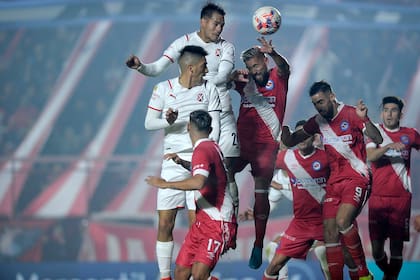 El empate parcial para Independiente llegó en una segunda jugada tras un córner; Leandro Benegas igualó al lado del segundo palo, pero el Rojo no sostuvo el resultado.