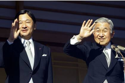 El emperador japonés Akihito y el príncipe heredero Naruhito, en el Palacio Imperial de Tokio, en 2010