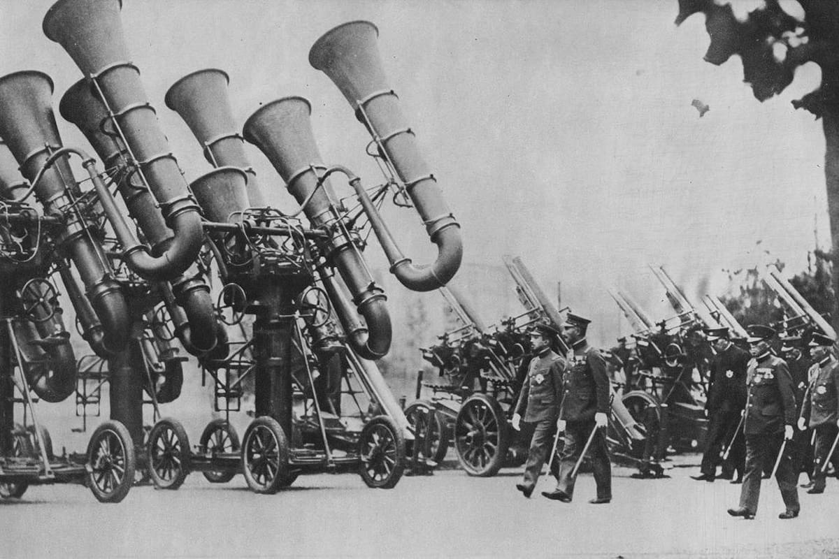 El emperador japonés, Hirohito, inspecciona los localizadores acústicos conocidos como "tubas de guerra" en 1930. (Archivo Museo Waalsdorp)