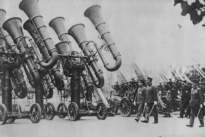 El emperador japonés, Hirohito, inspecciona los localizadores acústicos conocidos como "tubas de guerra" en 1930. (Archivo Museo Waalsdorp)