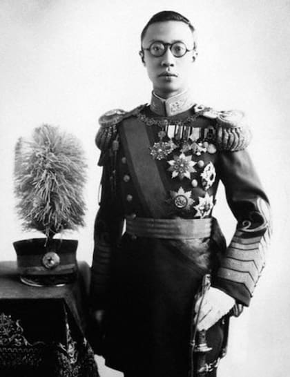 El emperador Puyi viste el uniforme del estado de Manchukuo creado por los ocupantes japoneses.