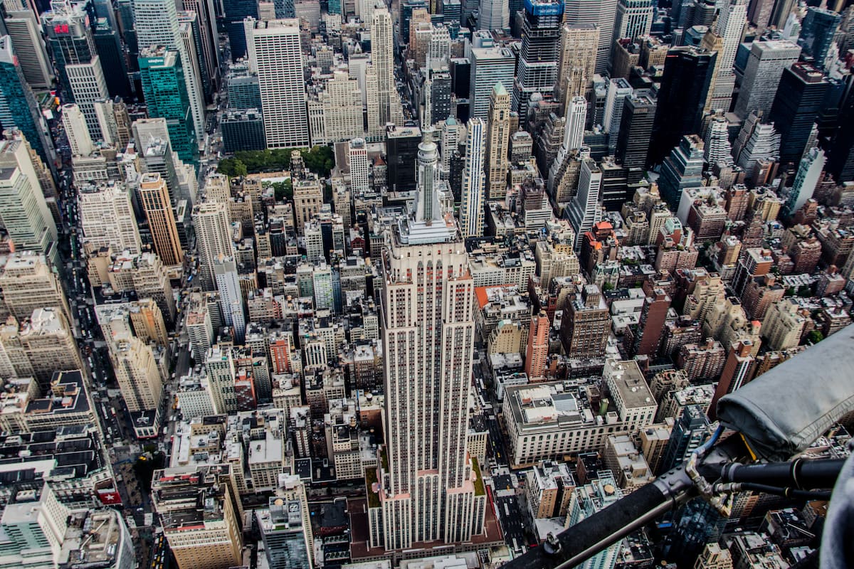 El Empire State Building es un rascacielos de 102 pisos en Midtown Manhattan, Nueva York.