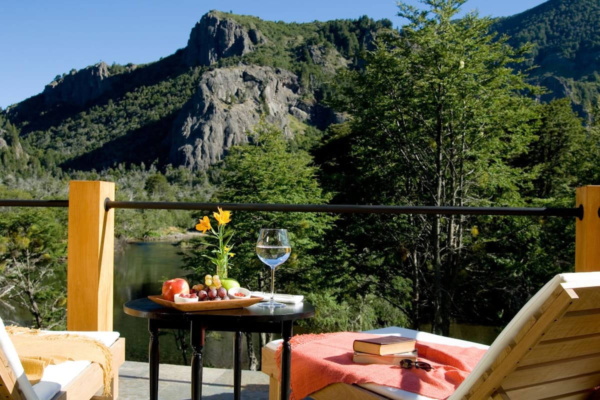 El emplazamiento del hotel de montaña Río Hermoso privilegia la vista. Está a 1 km de la RN 40 y a 23 km de San Martín de los Andes.