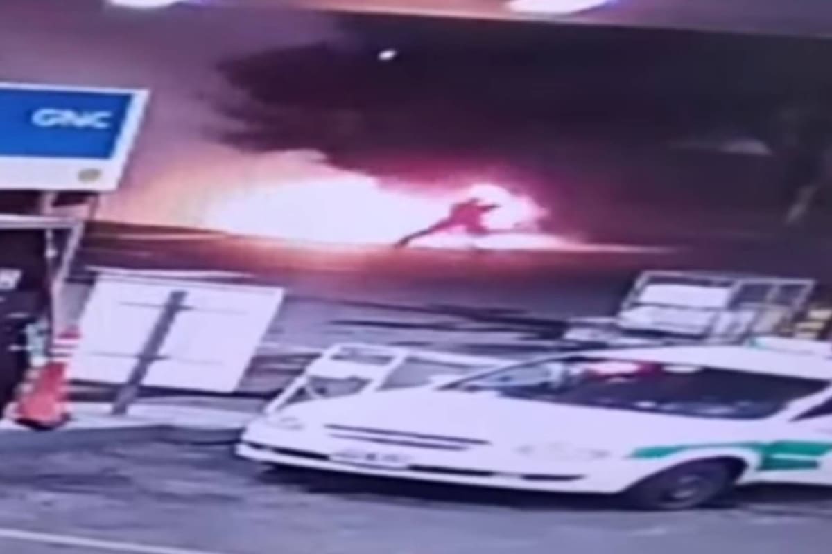 El empleado de la estación de servicio no dudo en arriesgar su vida al colocarse delante de las llamas para evitar una tragedia.