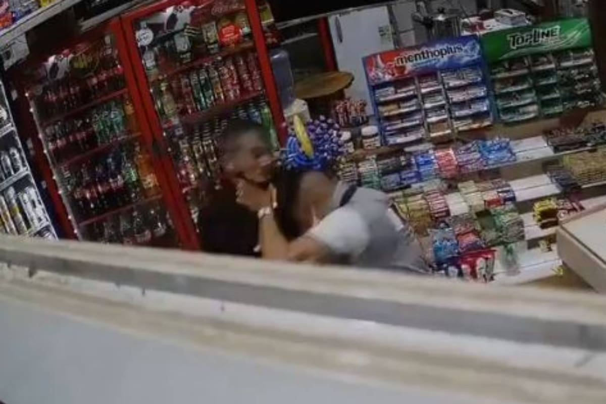 El empleado del kiosco forcejea con el ladrón antes de recibir un disparo en su pecho por parte del delincuente
