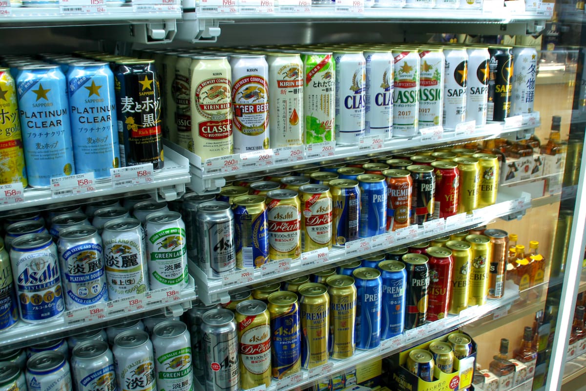 El empleado del supermercado sorprendió a todos al mostrar lo que hacen con la cerveza (Foto Ilustrativa: Pixabay)