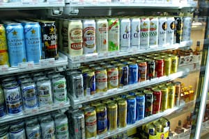 El empleado del supermercado sorprendió a todos al mostrar lo que hacen con la cerveza (Foto Ilustrativa: Pixabay)