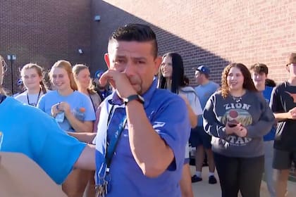 El empleado latino trabaja en la escuela preparatoria Community High School de Texas