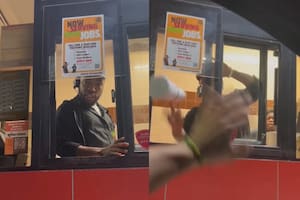 El empleado les lanzó bebidas desde la ventanilla hacia el automóvil