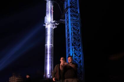 El empleados de SpaceX escuchan mientras Elon Musk habla sobre Starship, el 10 de febrero del 2022 cerca de Brownsville, Texas. Musk dijo qie el primer vuelo orbital de Starship _ el cohete más poderoso que se haya construido _ pudiera producirse en uno o dos meses.  (Miguel Roberts/The Brownsville Herald vía AP)