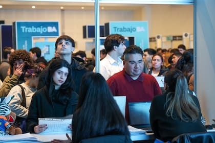 El empleo y la situación económica aparecen entre los principales desvelos de los argentinos, según una encuesta de Aresco. También la pérdida de poder adquisitivo