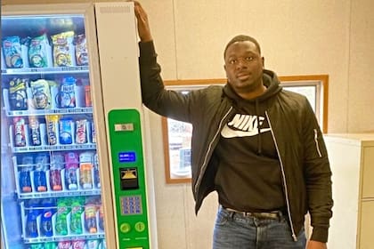 El emprendedor comenzó con una máquina de alimentos y bebidas; ahora trabaja en seis estados