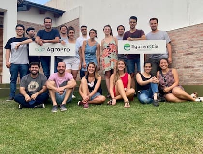 El emprendedor junto a parte del equipo de Agropro y de Eguren y Cía
