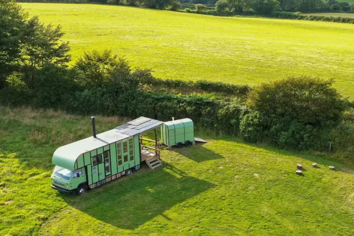 El emprendedor restauró este Horse trailer por las noches mientras su familia dormía