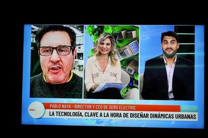 El emprendeor Pablo Naya (Sero Electric), Carla Quiroga (LA NACION) y Lucas Jardin ( funcionario de la ciudad de Posadas)