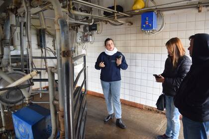 El emprendimiento es visita obligada para quienes llegan a Suipacha a hacer la Ruta del Queso, para que los visitantes conozcan el proceso de elaboración de los quesos.