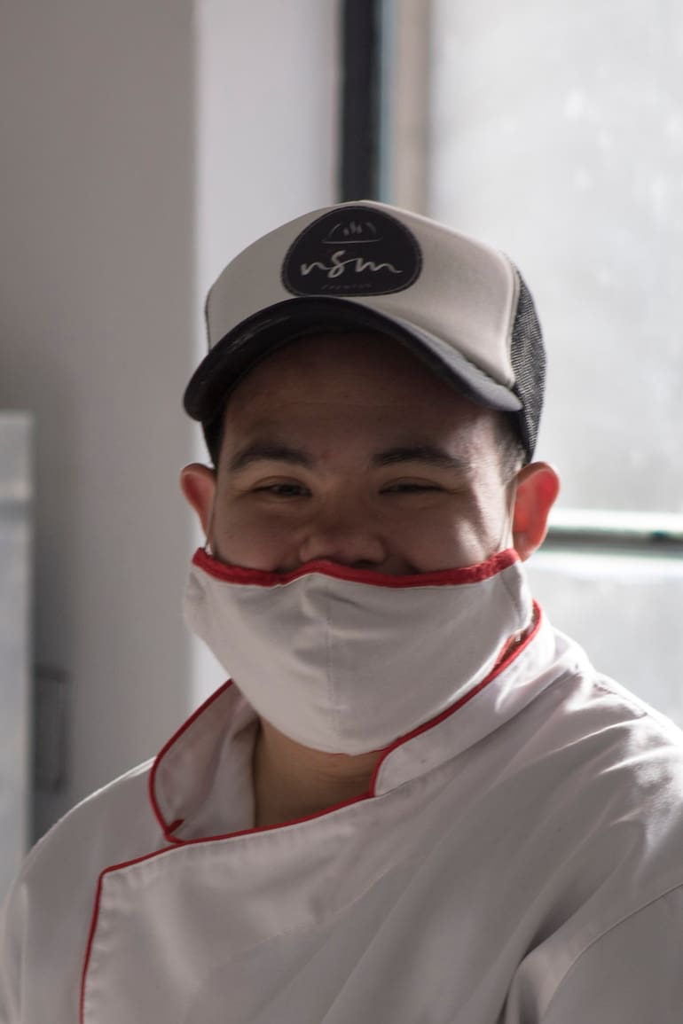 El emprendimiento gastronómico Nos Sobran Motivos promueve la inclusión laboral de jóvenes con síndrome de Down y otras discapacidades intelectuales; ofrecen viandas gourmet y preparan comidas para gente en situación de calle y comedores