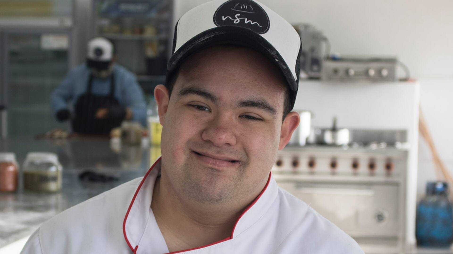 El emprendimiento gastronómico Nos Sobran Motivos promueve la inclusión laboral de jóvenes con síndrome de Down y otras discapacidades intelectuales; ofrecen viandas gourmet y preparan comidas para gente en situación de calle y comedores