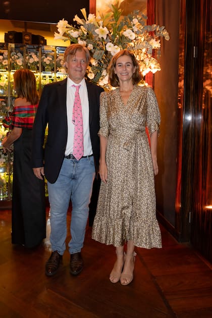 El empresario agropecuario Marcos Pereda y su mujer, Azul García Uriburu, hija del famoso artista plástico, Nicolás García Uriburu. Ella eligió un vestido de estampa floral, de Sandro París.