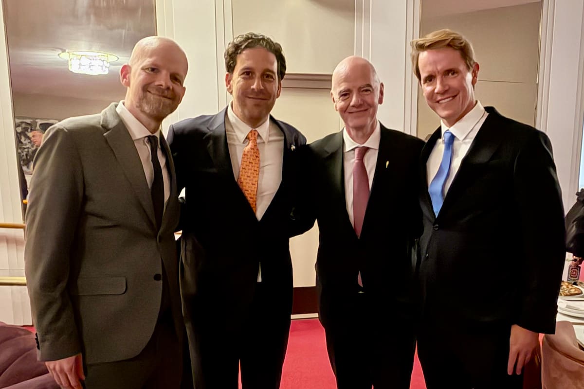 El empresario argentino Andy Kleinman, presidente de Delphi Interactive, junto a Gianni Infantino, presidente de la FIFA, en Doha.
