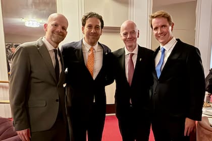 El empresario argentino Andy Kleinman, presidente de Delphi Interactive, junto a Gianni Infantino, presidente de la FIFA, en Doha.