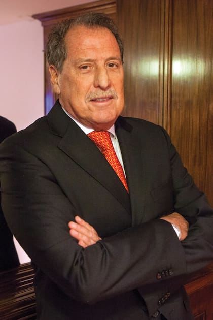 El empresario argentino Jorge Brito, presidente del Banco Macro, piloteaba su helicóptero en 2020 cuando las aspas se enredaron en un cable de acero y cayó al río Juramento, en Salta.
