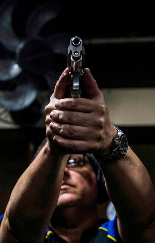 El empresario brasileño Armando Piccinini se prepara para disparar en el club de tiro Calibre 12 en Sao Goncalo, Río de Janeiro