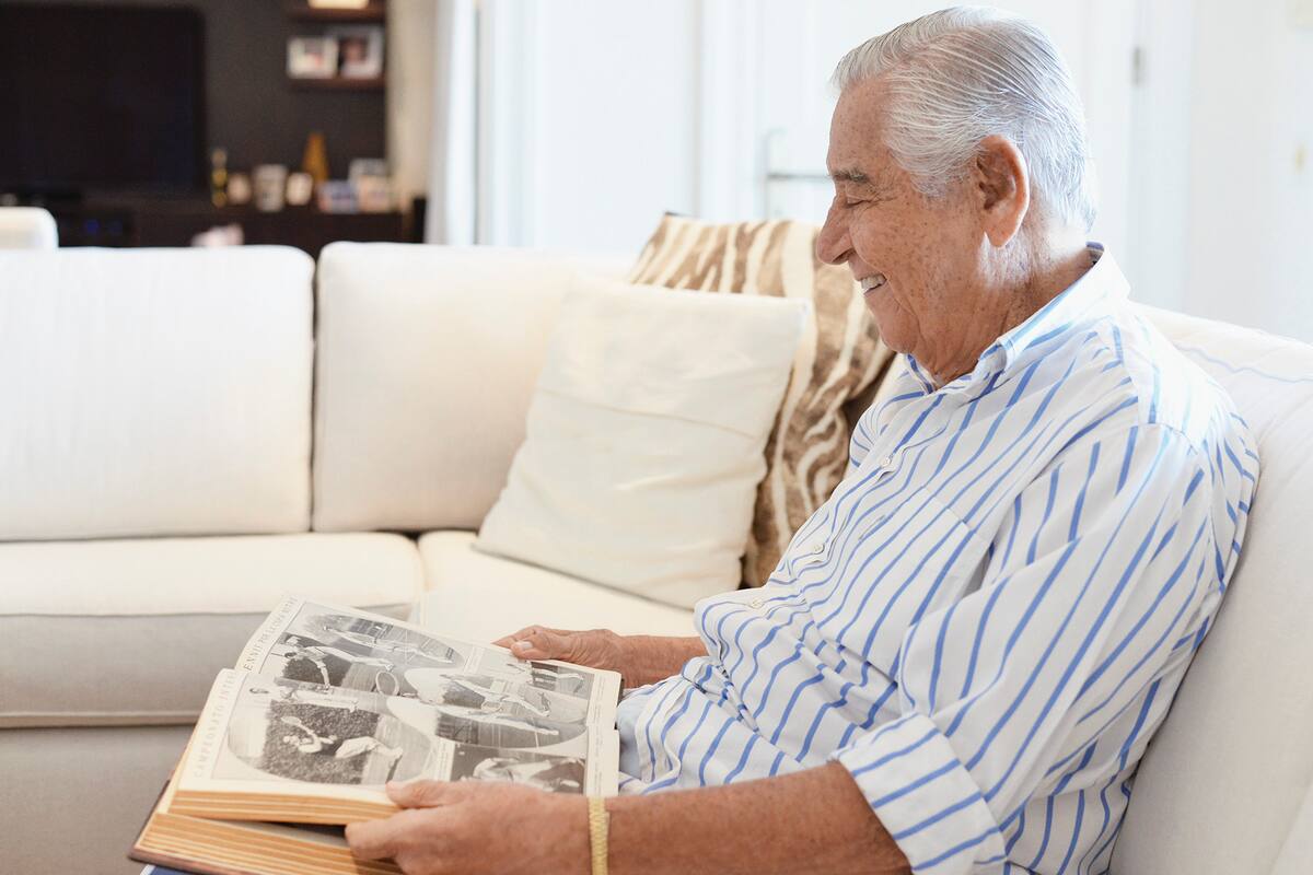 El empresario Constancio Vigil en su casa en Punta del Este, Uruguay