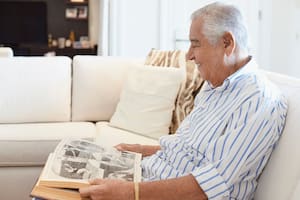 El empresario Constancio Vigil en su casa en Punta del Este, Uruguay