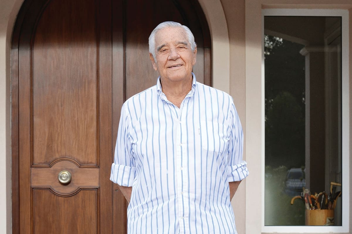 El empresario Constancio Vigil en su casa en Punta del Este, Uruguay
