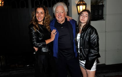 El empresario cumplió 74 años y lo festejó a lo grande en un reconocido boliche porteño rodeado de su familia y de amigos. En la foto junto a su actual pareja, Corina Juárez, y su hija menor