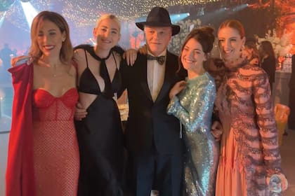 El empresario Daniel Sielecki –director del laboratorio Elea y tío del novio–, rodeado por sus hijas.