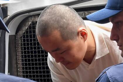 El empresario de criptomonedas de Corea del Sur, cofundador de Terraform Labs, Do Kwon, es llevado a juicio en Podgorica, Montenegro, el 16 de junio de 2023.