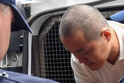 El empresario de criptomonedas de Corea del Sur, cofundador de Terraform Labs, Do Kwon, es llevado a juicio en Podgorica, Montenegro, el 16 de junio de 2023.